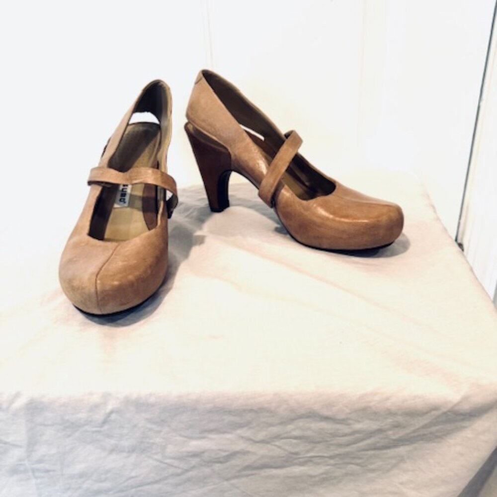 Tsubo Tan Slingback Heels